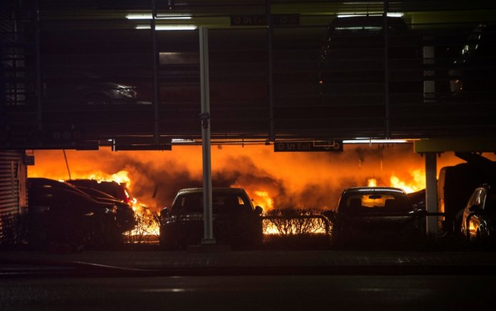 bai xe san bay boc chay thieu rui 300 oto anh 2