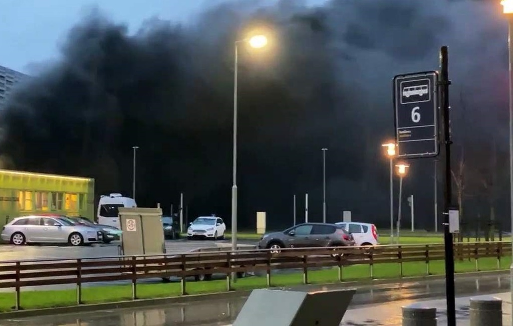 bai xe san bay boc chay thieu rui 300 oto anh 3