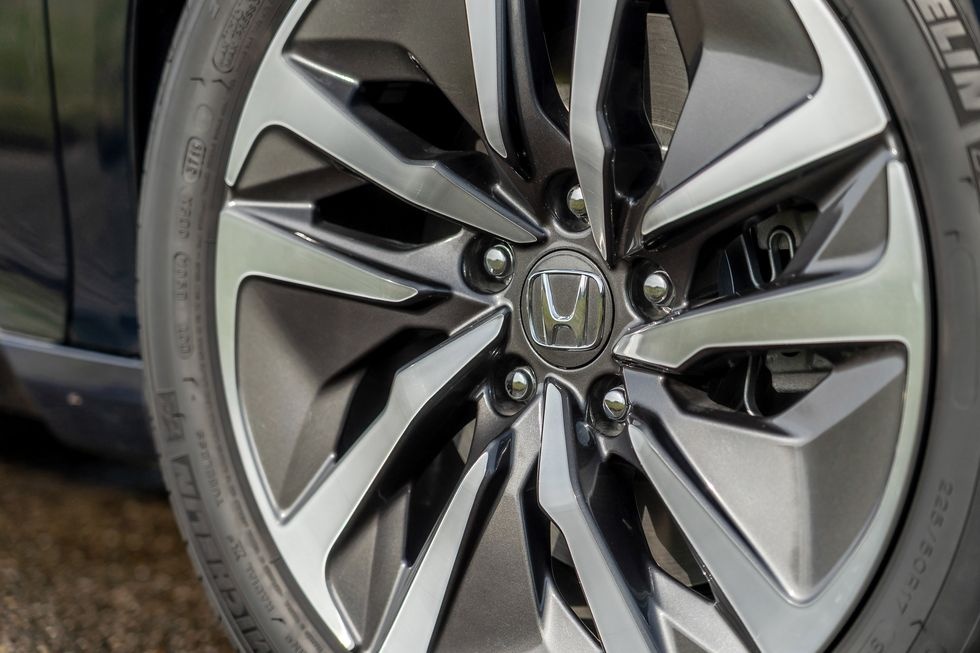 chon Honda Accord Hybrid hay Toyota Camry Hybrid anh 11