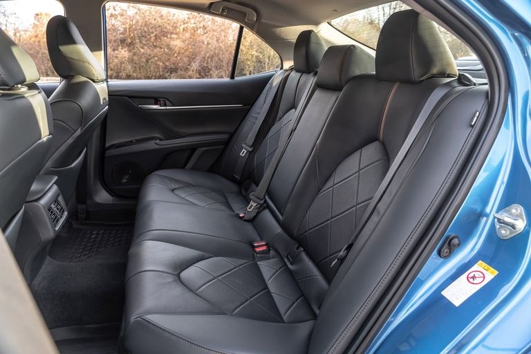 chon Honda Accord Hybrid hay Toyota Camry Hybrid anh 30