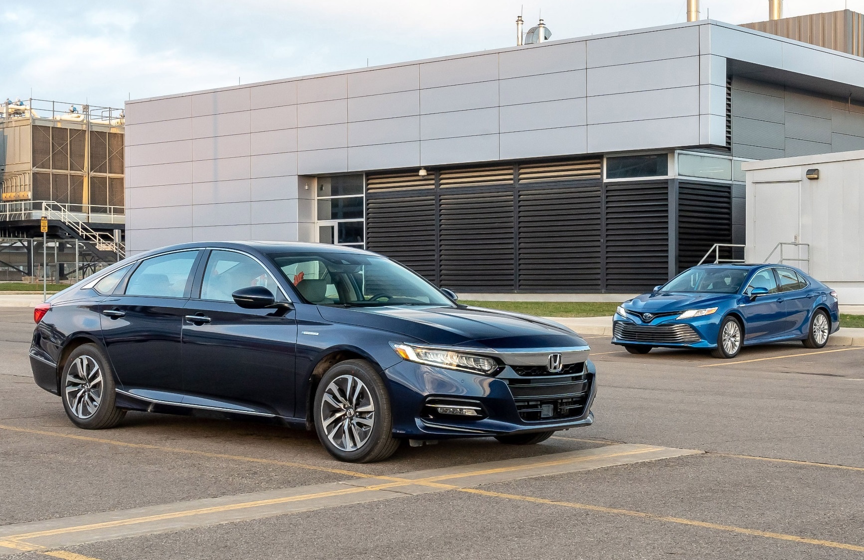 Chon sedan tiet kiem, Honda Accord hay Toyota Camry? hinh anh