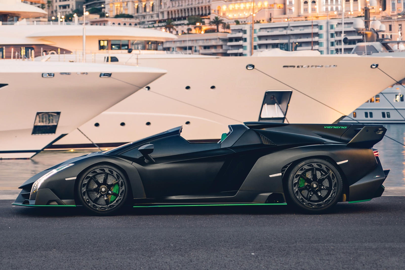 Lamborghini Veneno Roadster siêu hiếm giống tiêm kích mặt đất ảnh 15 Lamborghini Veneno Roadster sieu hiem giong tiem kich mat dat anh 15