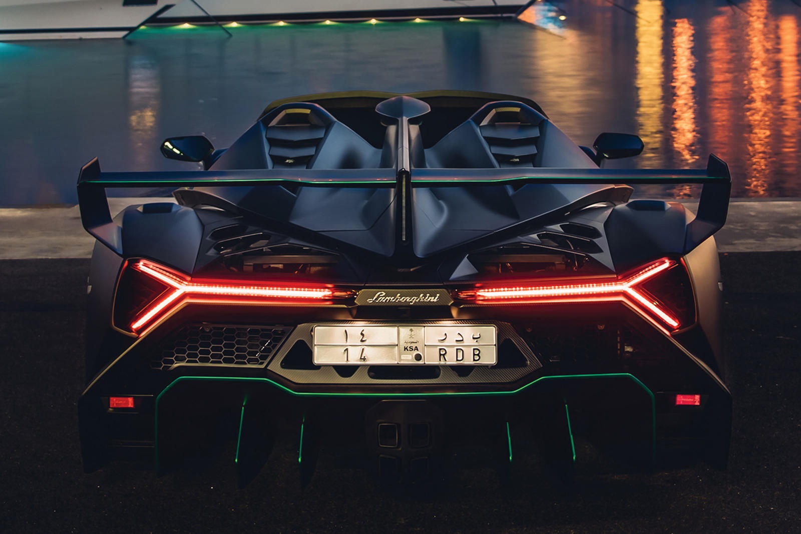 Lamborghini Veneno Roadster siêu hiếm giống tiêm kích mặt đất ảnh 2 Lamborghini Veneno Roadster sieu hiem giong tiem kich mat dat anh 2