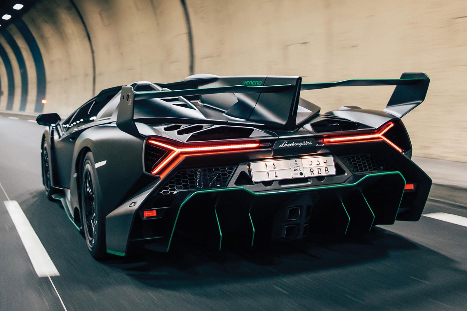 Lamborghini Veneno Roadster siêu hiếm giống tiêm kích mặt đất ảnh 11 Lamborghini Veneno Roadster sieu hiem giong tiem kich mat dat anh 11
