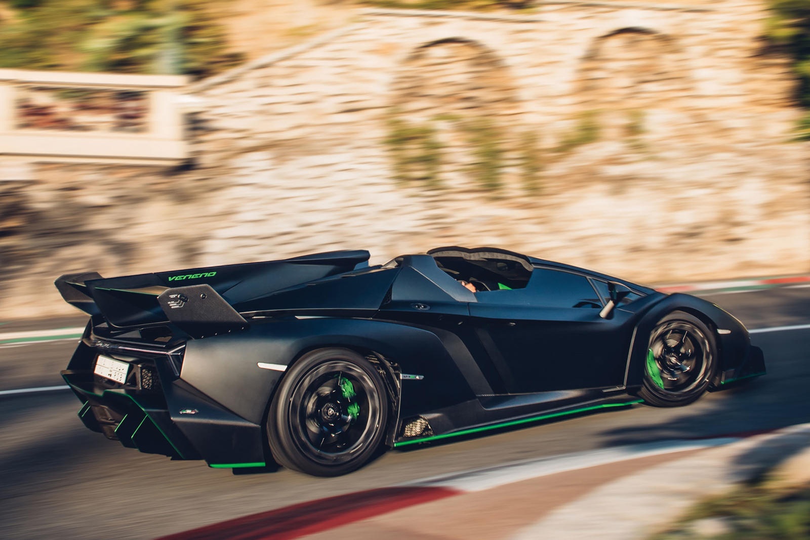 Lamborghini Veneno Roadster siêu hiếm giống tiêm kích mặt đất ảnh 5 Lamborghini Veneno Roadster sieu hiem giong tiem kich mat dat anh 5