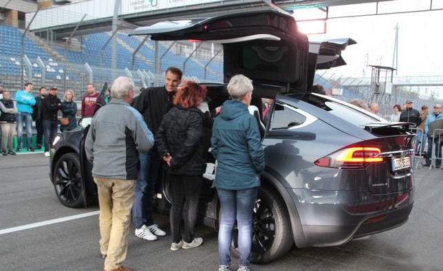 nha may oto Tesla tai Duc bi to trom nuoc anh 2