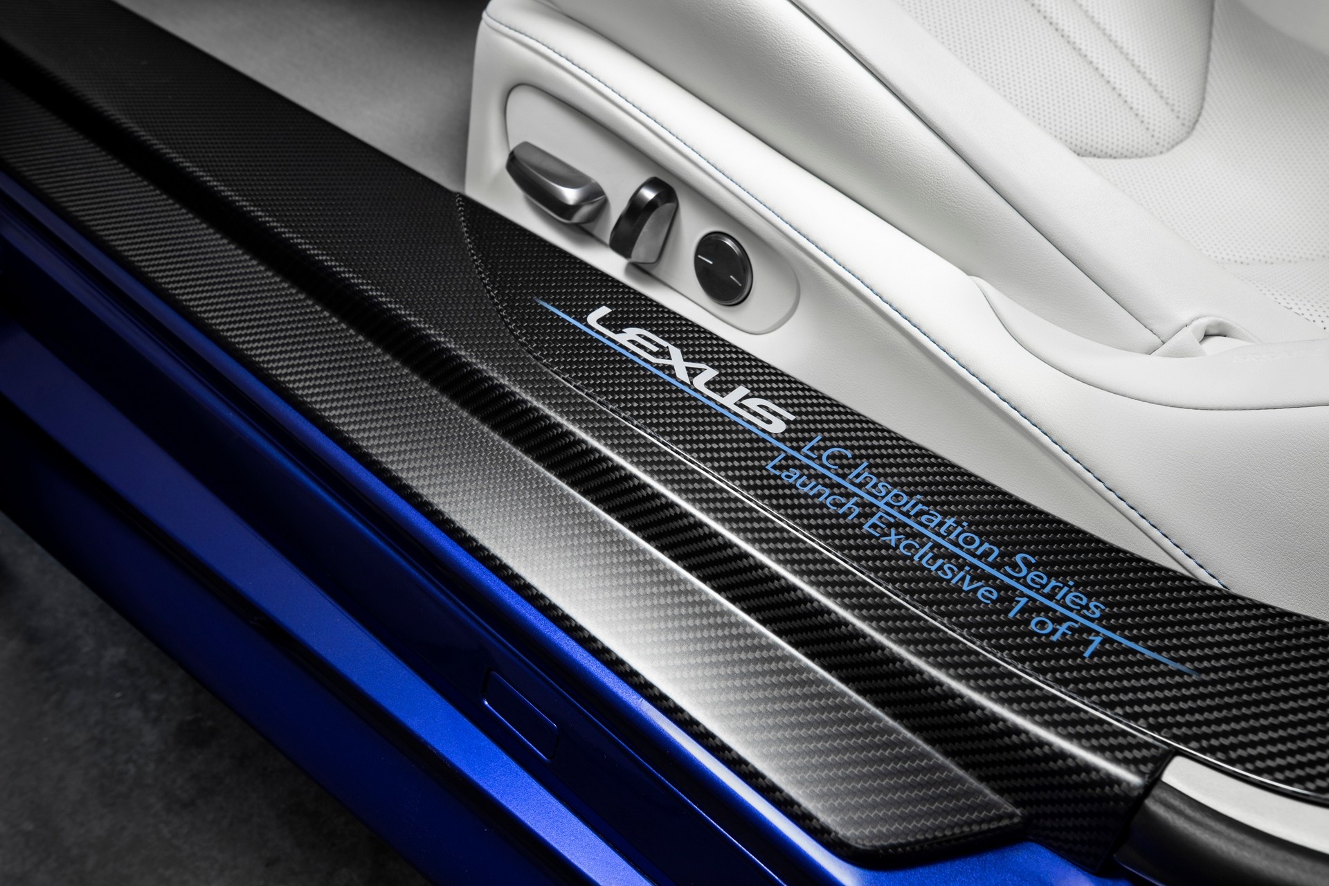 2 trieu USD cho chiec mui tran Lexus LC500 2021 dau tien anh 3