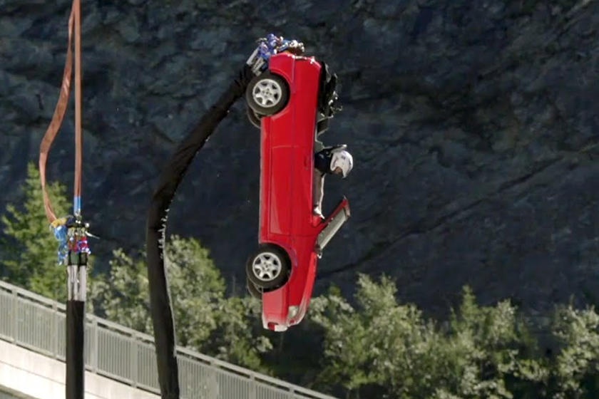 Man nhay bungee nguy hiem bang oto tren truyen hinh Anh hinh anh