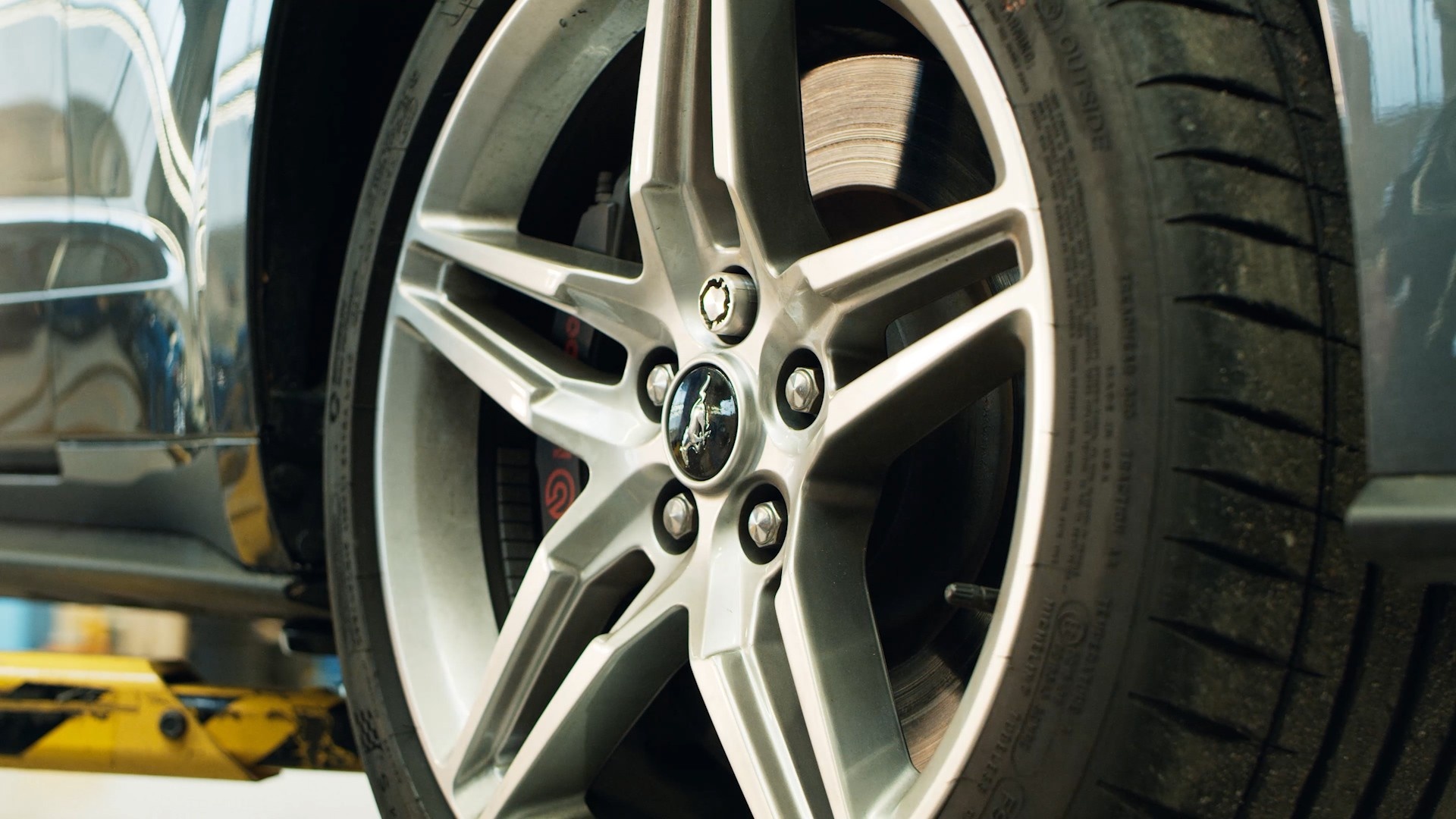 Ford tạo ốc chống trộm bánh xe độc đáo ảnh 2 Ford tao oc chong trom banh xe doc dao anh 2