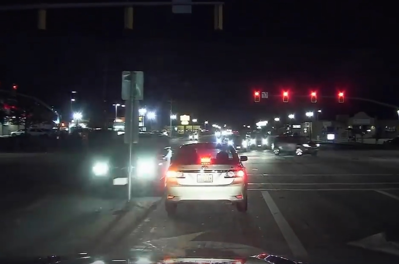 Dam vang cot bien bao vao xe canh sat My hinh anh