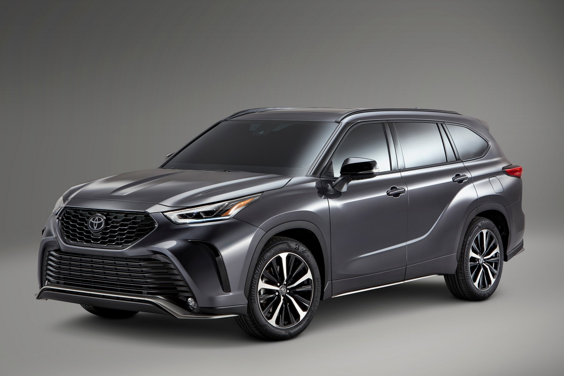 Toyota Highlander XSE 2021 thể thao và mạnh mẽ hơn ảnh 2 Toyota Highlander XSE 2021 the thao va manh me hon anh 2