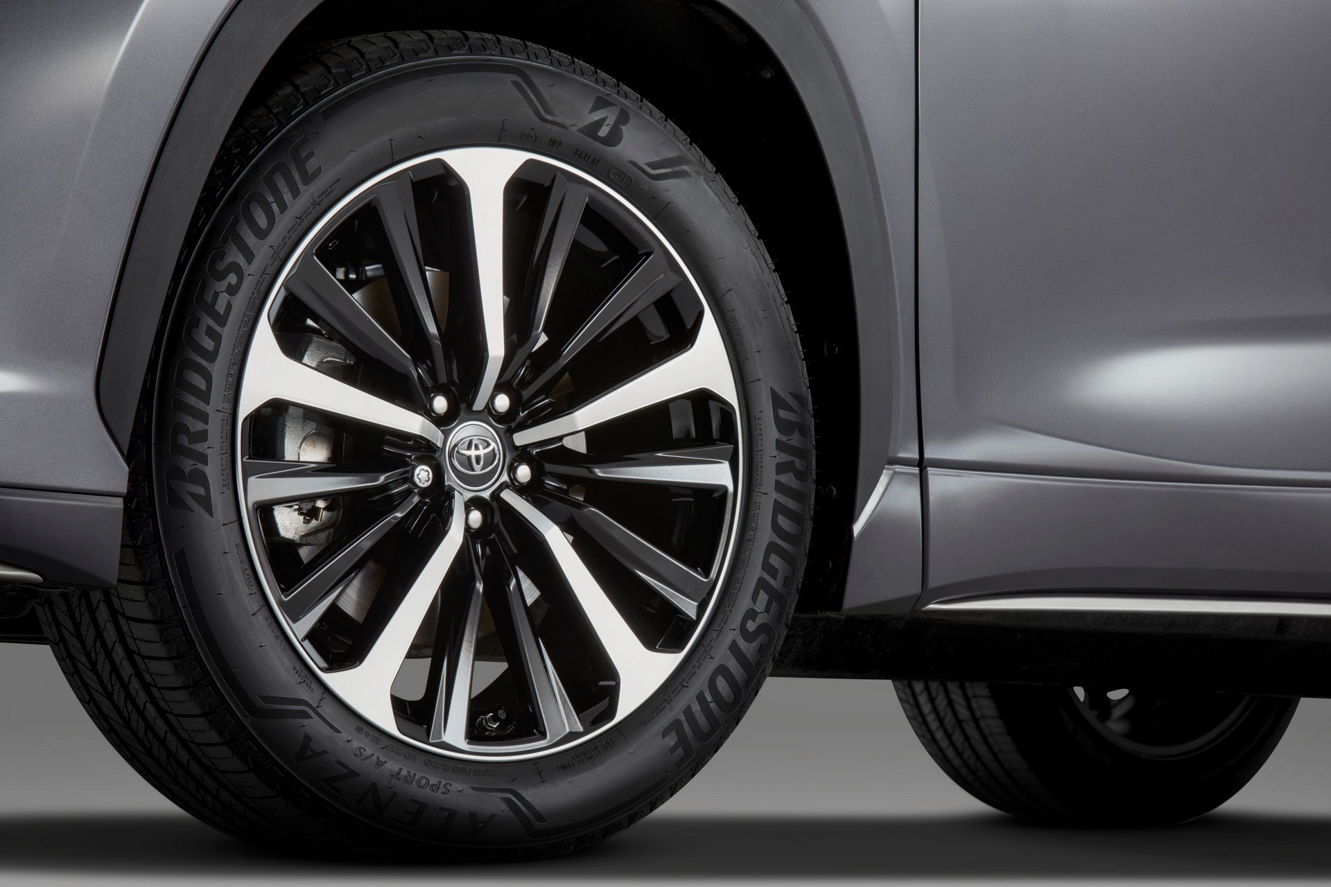 Toyota Highlander XSE 2021 thể thao và mạnh mẽ hơn ảnh 8 Toyota Highlander XSE 2021 the thao va manh me hon anh 8
