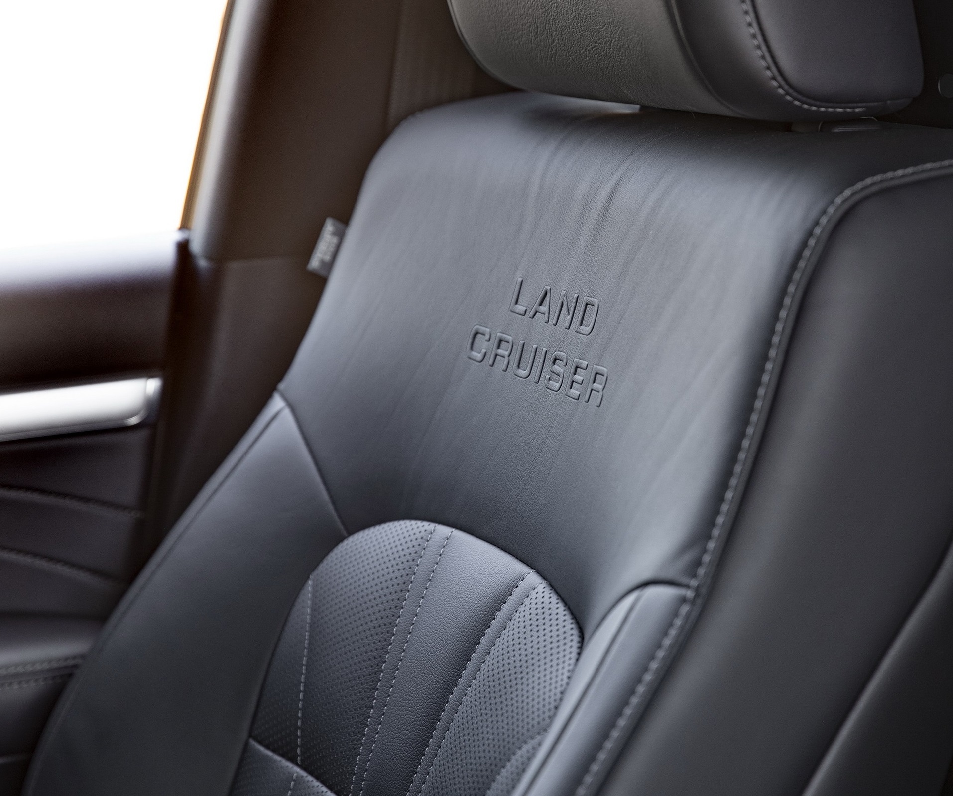 Toyota ra bản giới hạn Land Cruiser Sahara Horizon ảnh 2 Toyota ra ban gioi han Land Cruiser Sahara Horizon anh 2