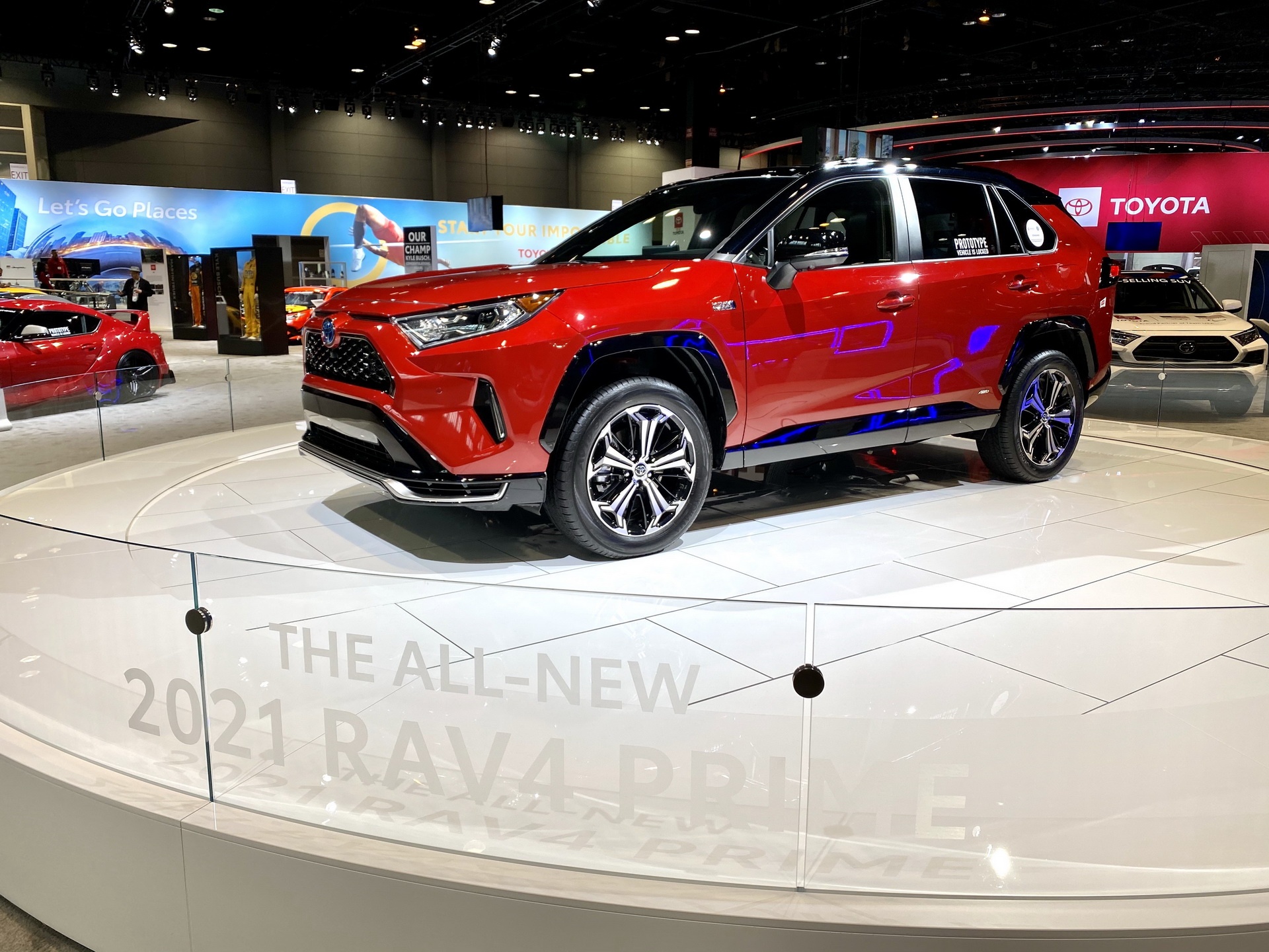 Toyota cấm khách tham quan chạm vào xe ảnh 2 Toyota cam khach tham quan cham vao xe anh 2