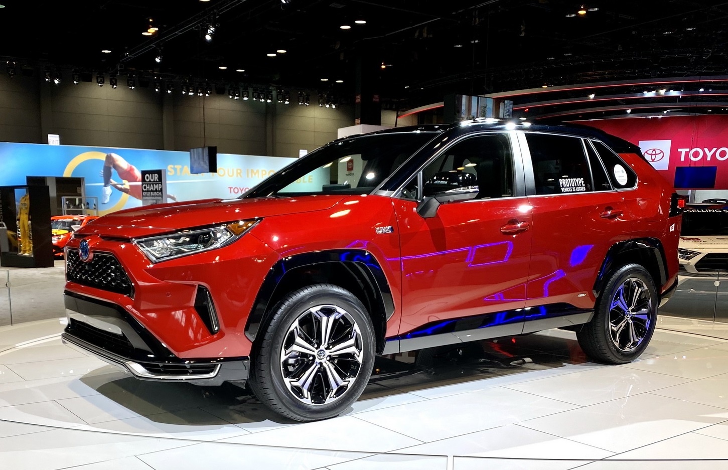 Toyota mang RAV4 Prime PHEV 2021 toi Chicago, cam cham vao xe hinh anh