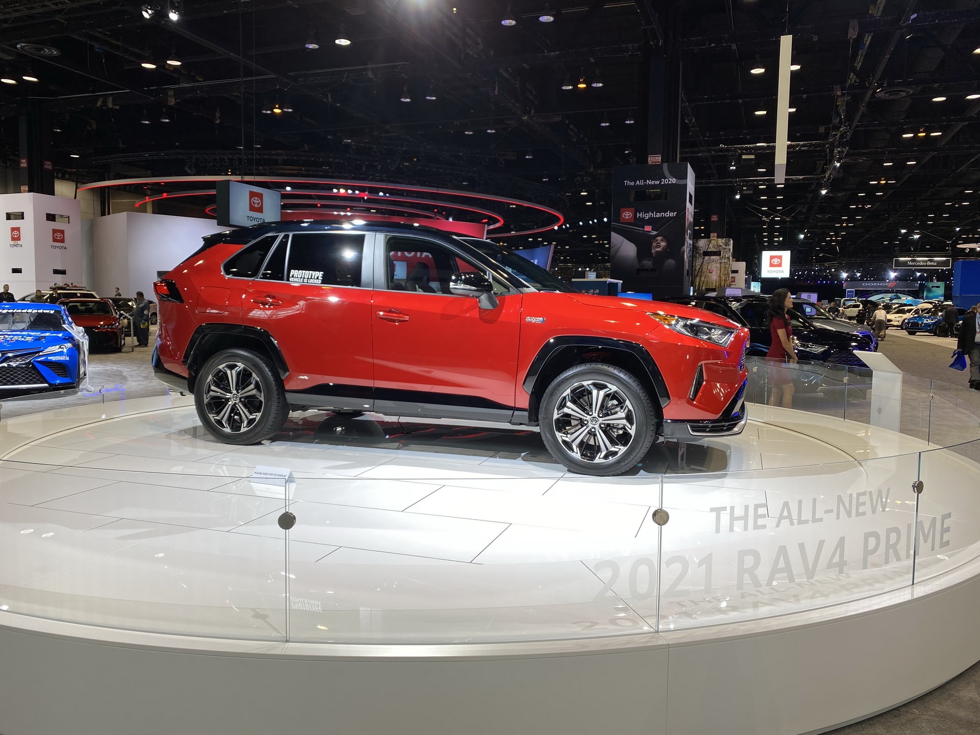 Toyota cấm khách tham quan chạm vào xe ảnh 1 Toyota cam khach tham quan cham vao xe anh 1