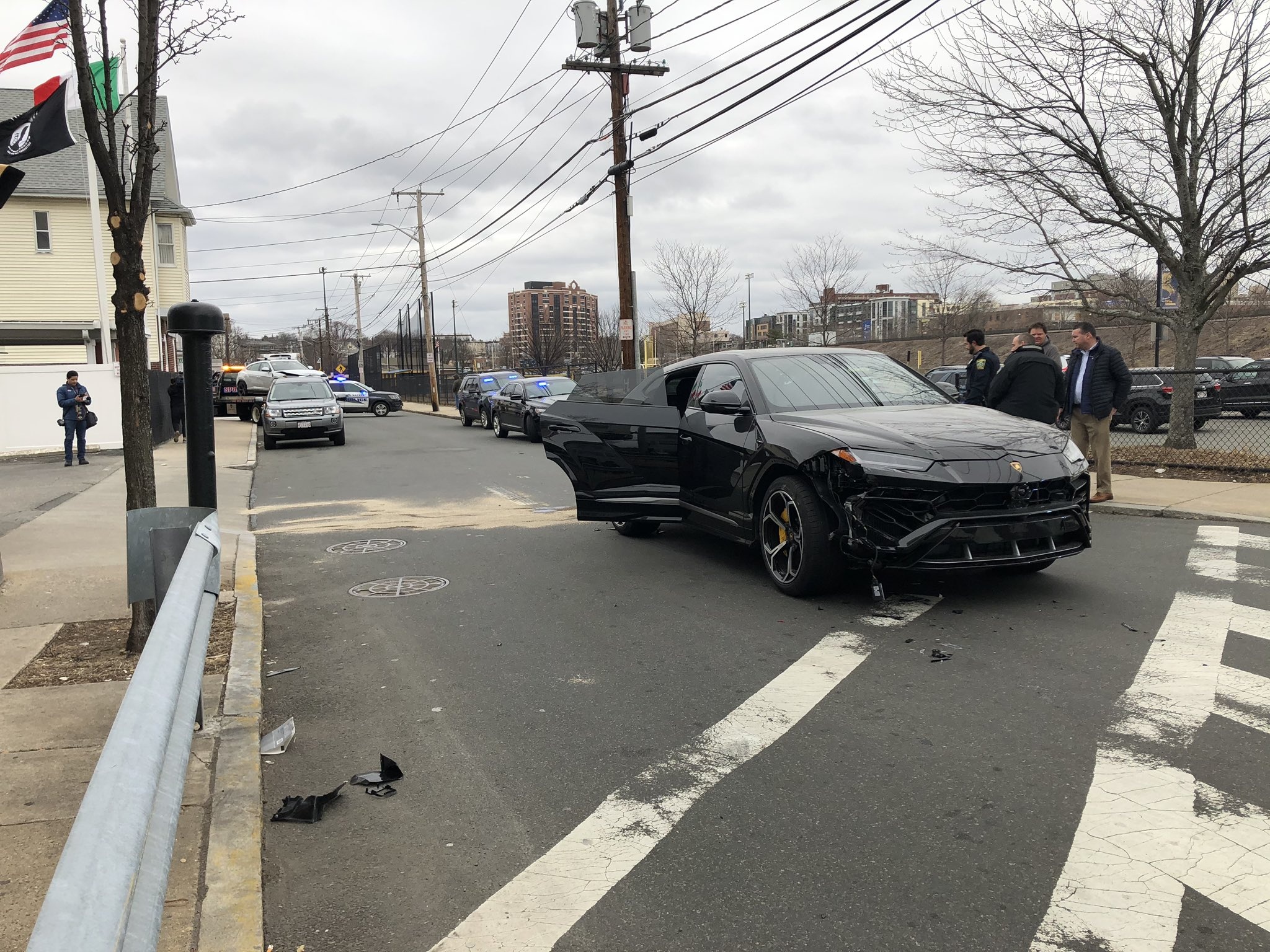 teem My danh cap 2 chiec Lamborghini Urus anh 3