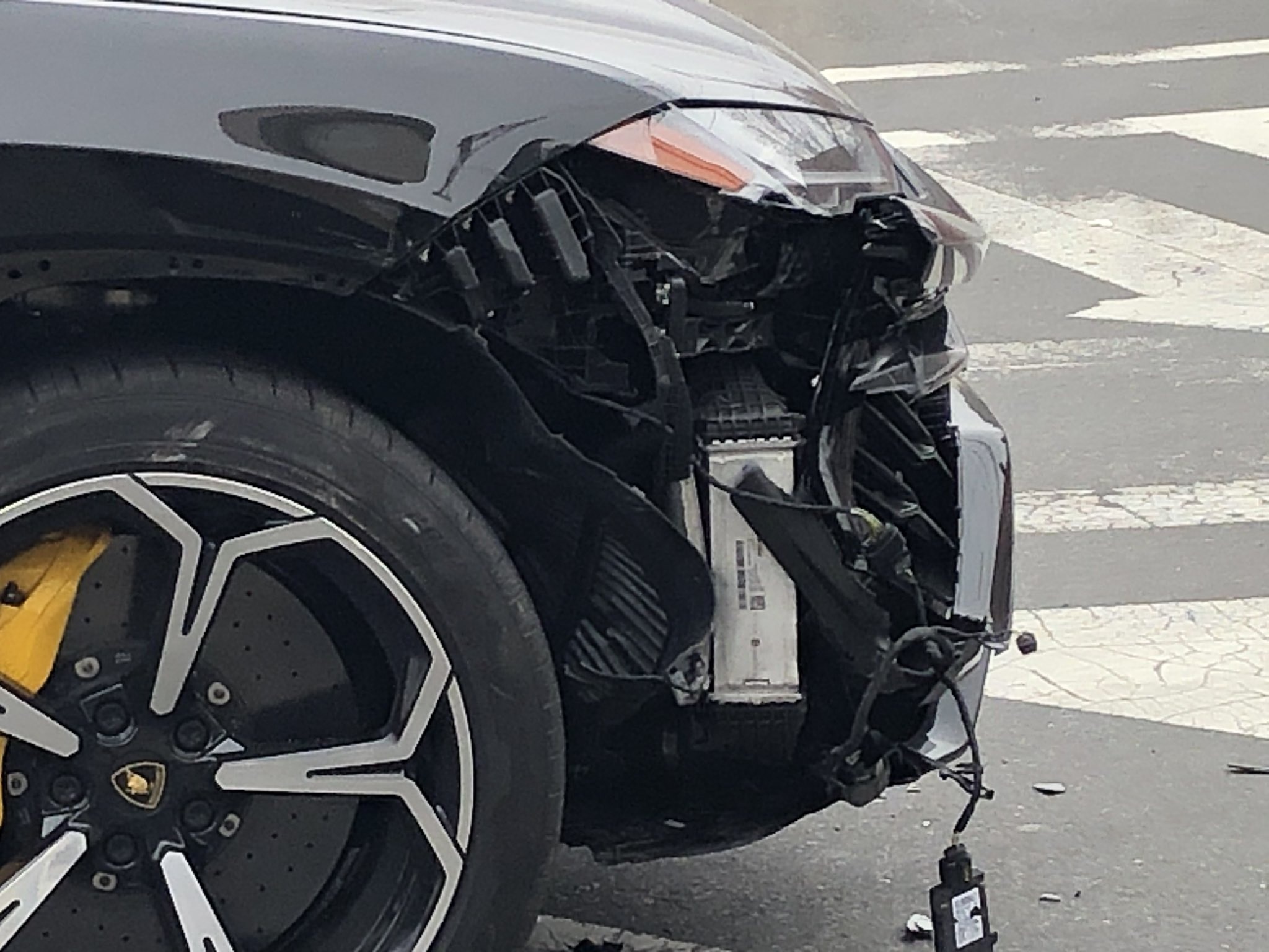 teem My danh cap 2 chiec Lamborghini Urus anh 2