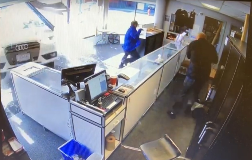 Nham chan ga, tai xe Audi A4 lao thang xe vao cua hieu hinh anh