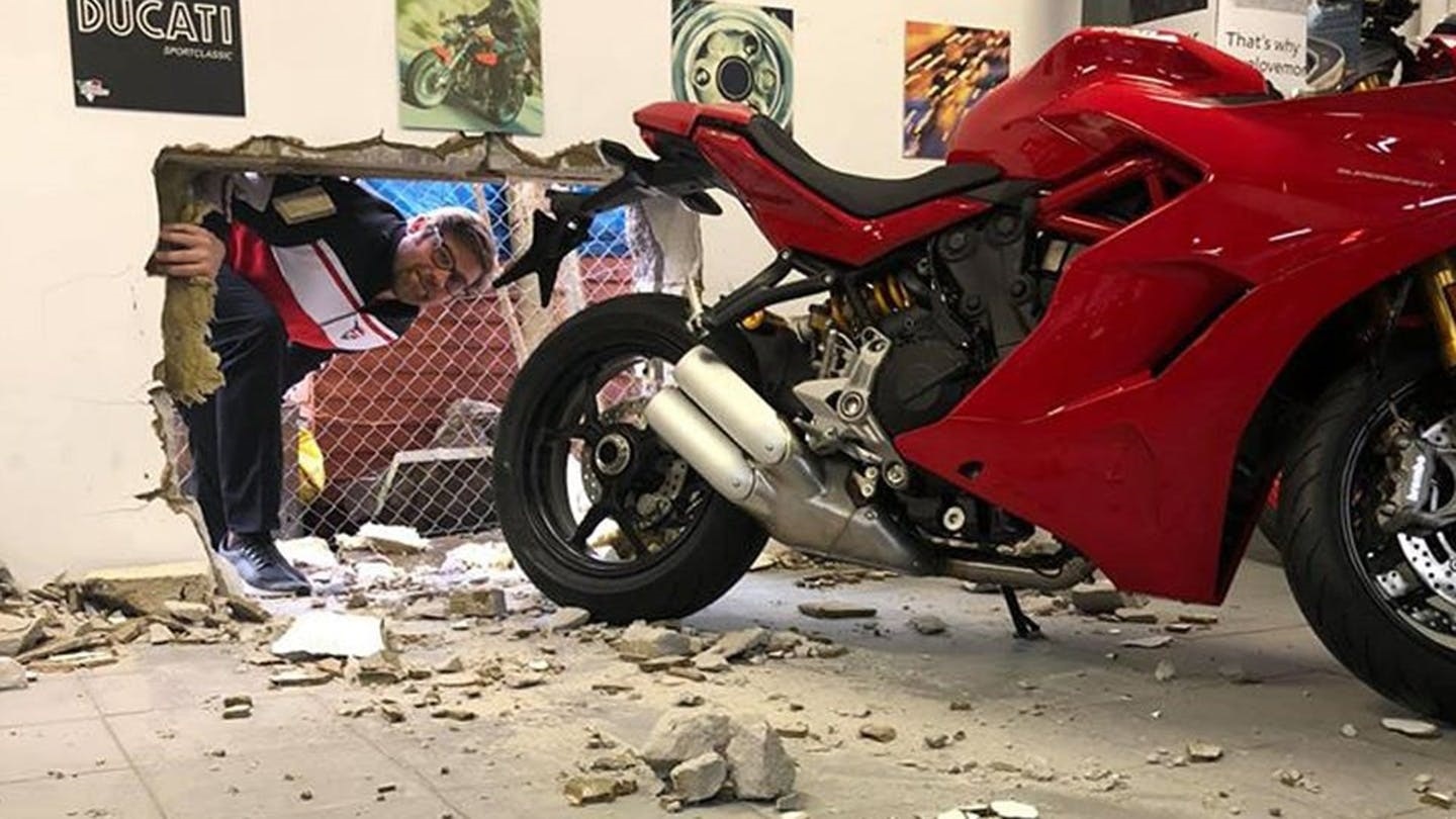 Khoet thung tuong, trom Ducati tri gia 40.000 USD hinh anh