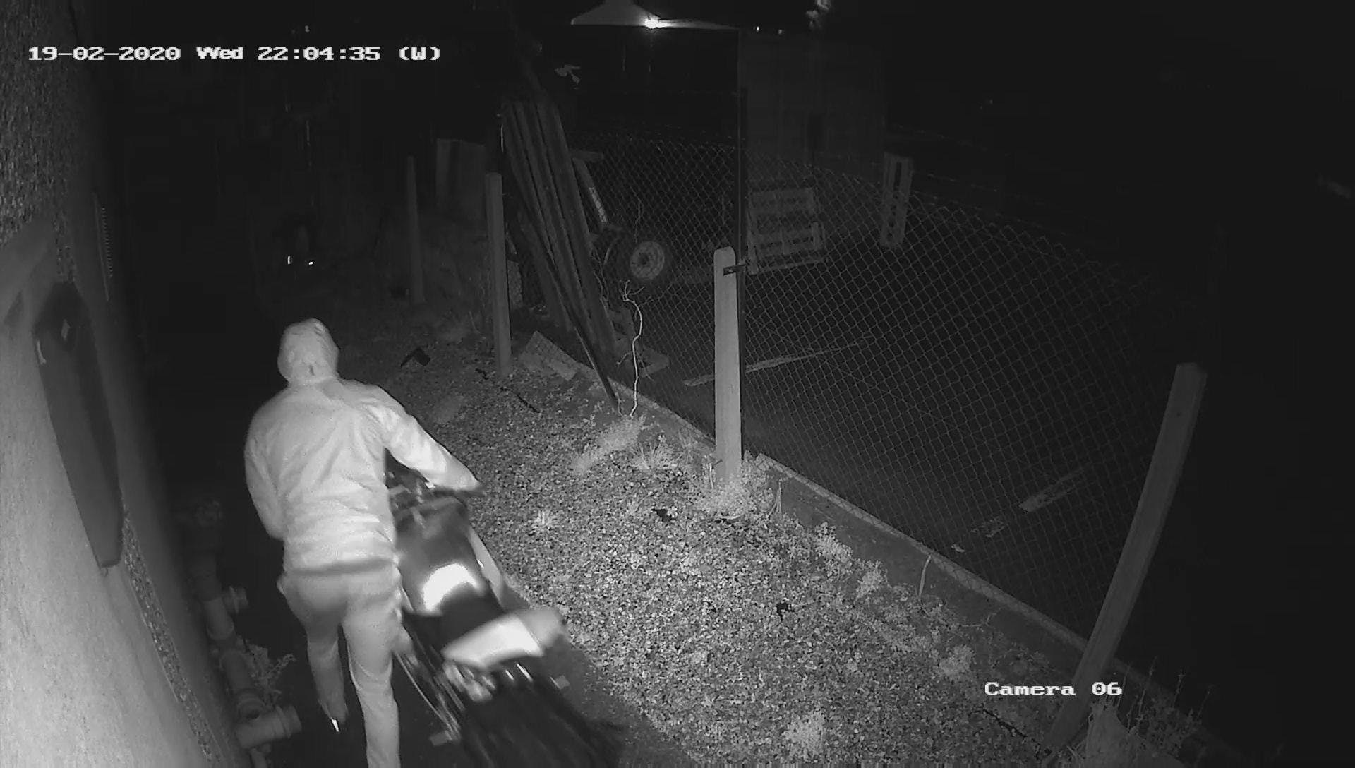 khoet thung tuong trom Ducati hang sang anh 2