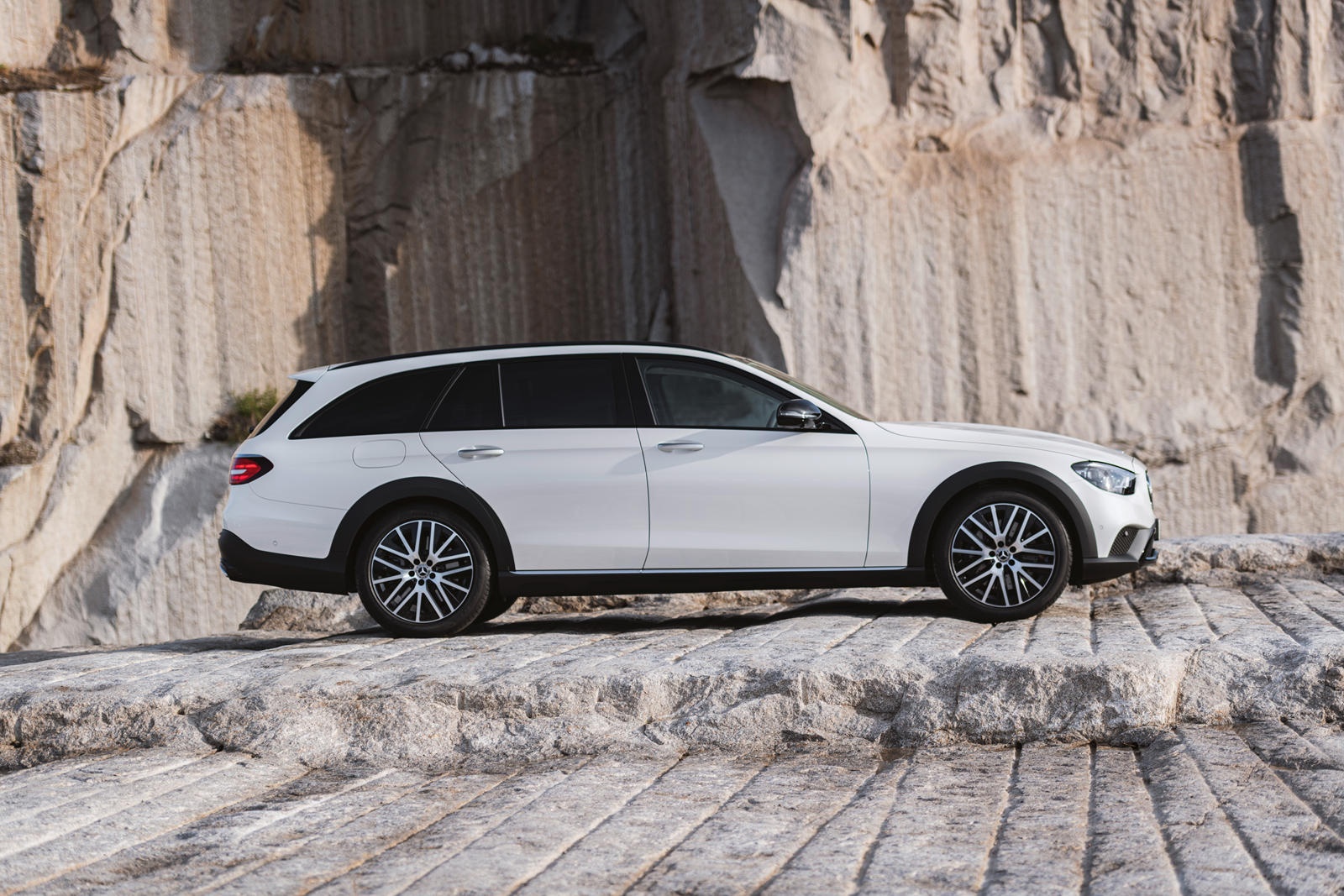 Mercedes-Benz ra mắt E-Class All-Terrain 2021 bản off-road ảnh 5 Mercedes-Benz ra mat E-Class All-Terrain 2021 ban off-road anh 5