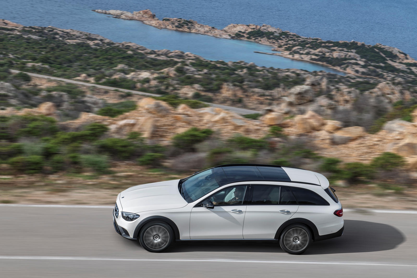 Mercedes-Benz ra mắt E-Class All-Terrain 2021 bản off-road ảnh 7 Mercedes-Benz ra mat E-Class All-Terrain 2021 ban off-road anh 7