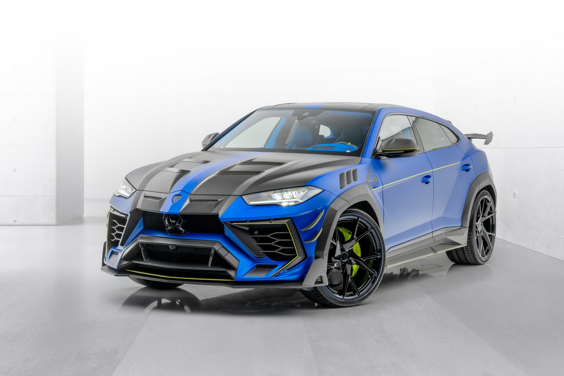 Khong nhan ra Lamborghini Urus voi ban do Mansory Venatus hinh anh