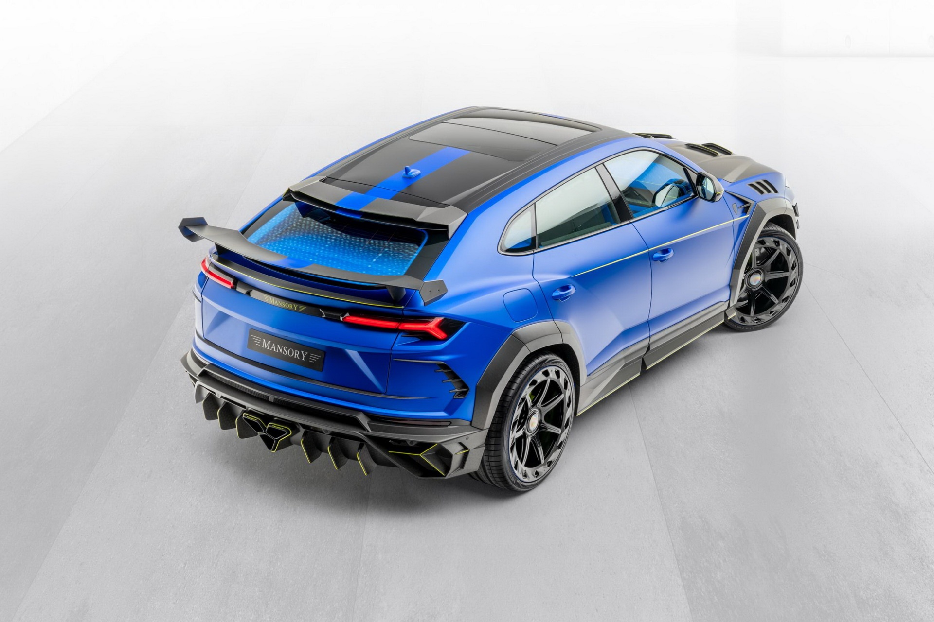 Lamborghini Urus la lam voi ban do Mansory Venatus anh 2