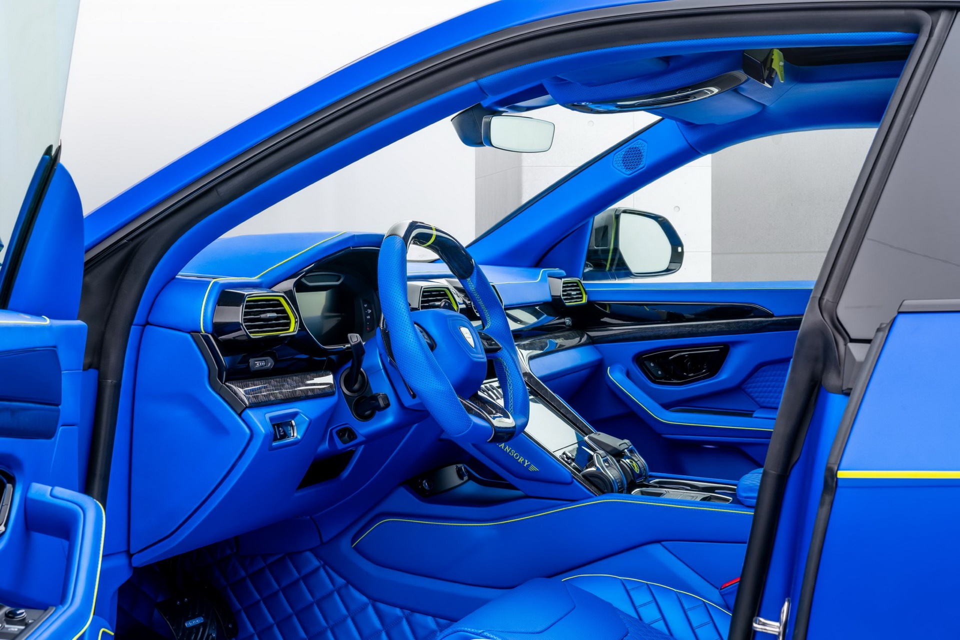 Lamborghini Urus la lam voi ban do Mansory Venatus anh 7