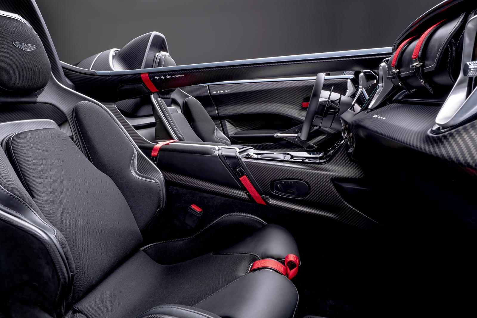 Aston Martin V12 Speedster ban gioi han 88 chiec anh 9