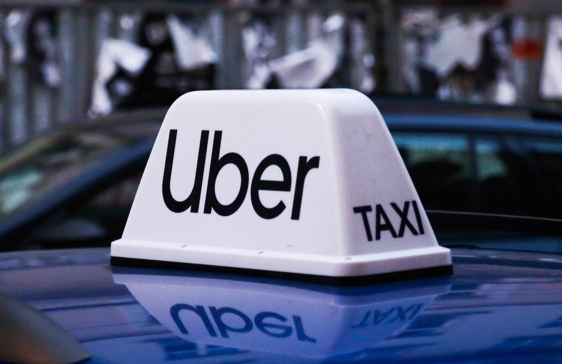 Sinh vien say ruou bat nham cuoc xe Uber 1.700 USD hinh anh