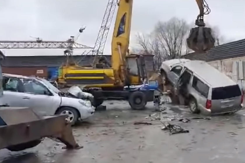 xe chống đạn của đại sứ quán Mỹ bị nghiền nát ảnh 2 xe chong dan cua dai su quan My bi nghien nat anh 2
