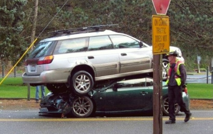 Hai oto xep chong len nhau sau va cham truc dien hinh anh