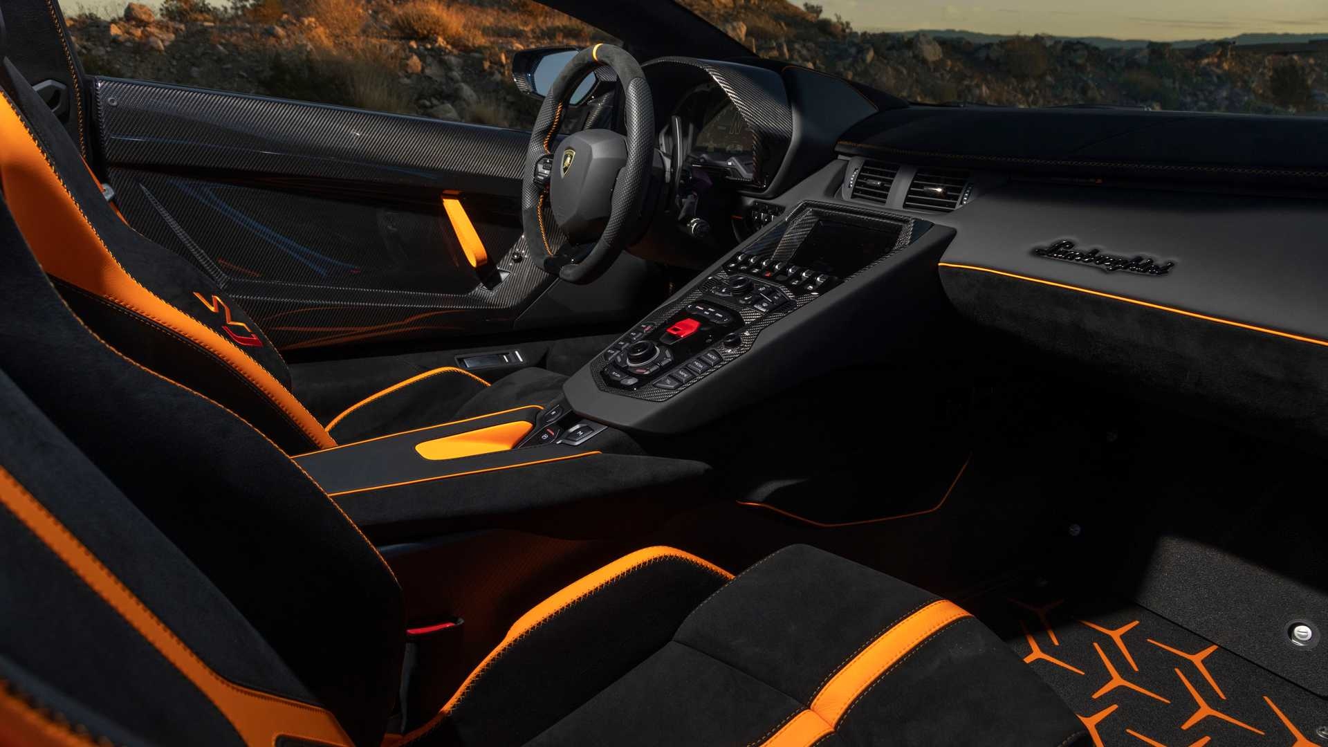 nhan vien non tay,  ca hang xe Lamborghini phai tra gia anh 1