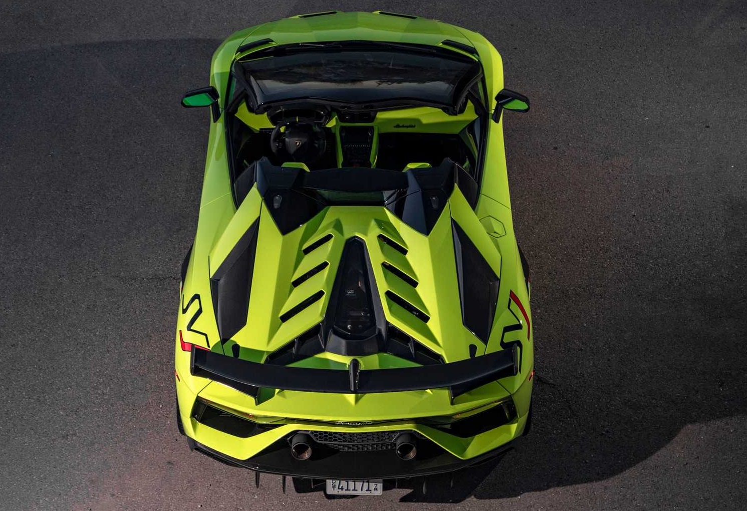 nhan vien non tay,  ca hang xe Lamborghini phai tra gia anh 2