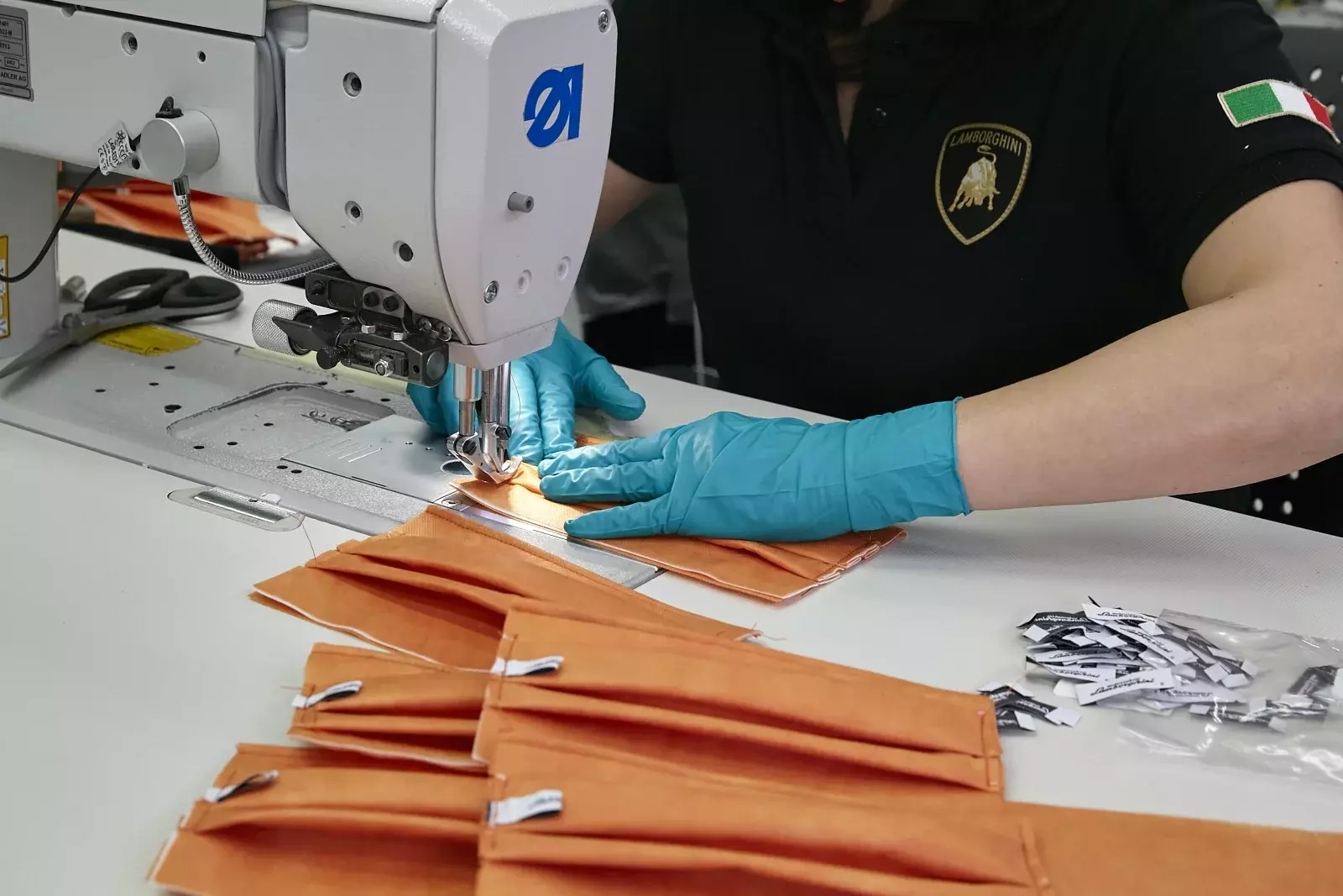 Lamborghini san xuat khau trang anh 2