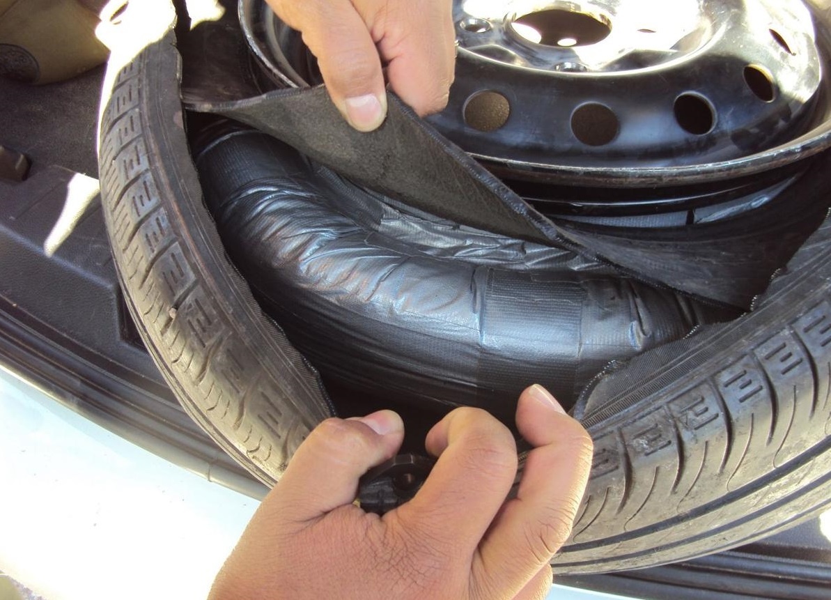 Giau luong ma tuy tri gia 4 trieu USD vao lop xe ban tai Ford F-150 hinh anh