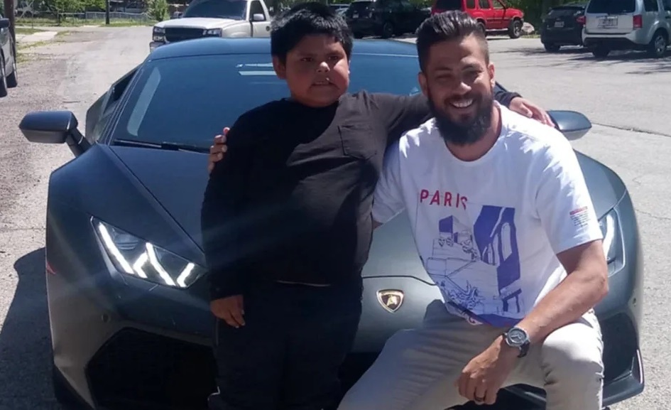 bé trai 5 tuổi lái ôtô đi mua xe Lamborghini  ảnh 1 be trai 5 tuoi lai oto di mua xe Lamborghini anh 1