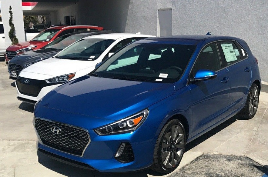 Mang oto den dai ly bao duong, chu xe phai tra 6.000 USD tien bai do hinh anh