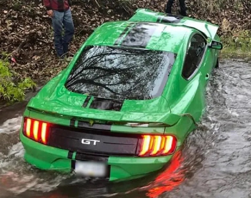 Mustang GT vua mua 3 ngay lao xuong muong sau cu drift loi hinh anh