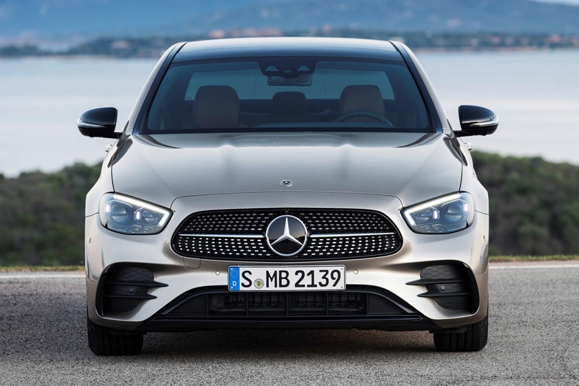 Lan dau tien Mercedes-Benz E-Class trang bi tinh nang chong moi lung hinh anh