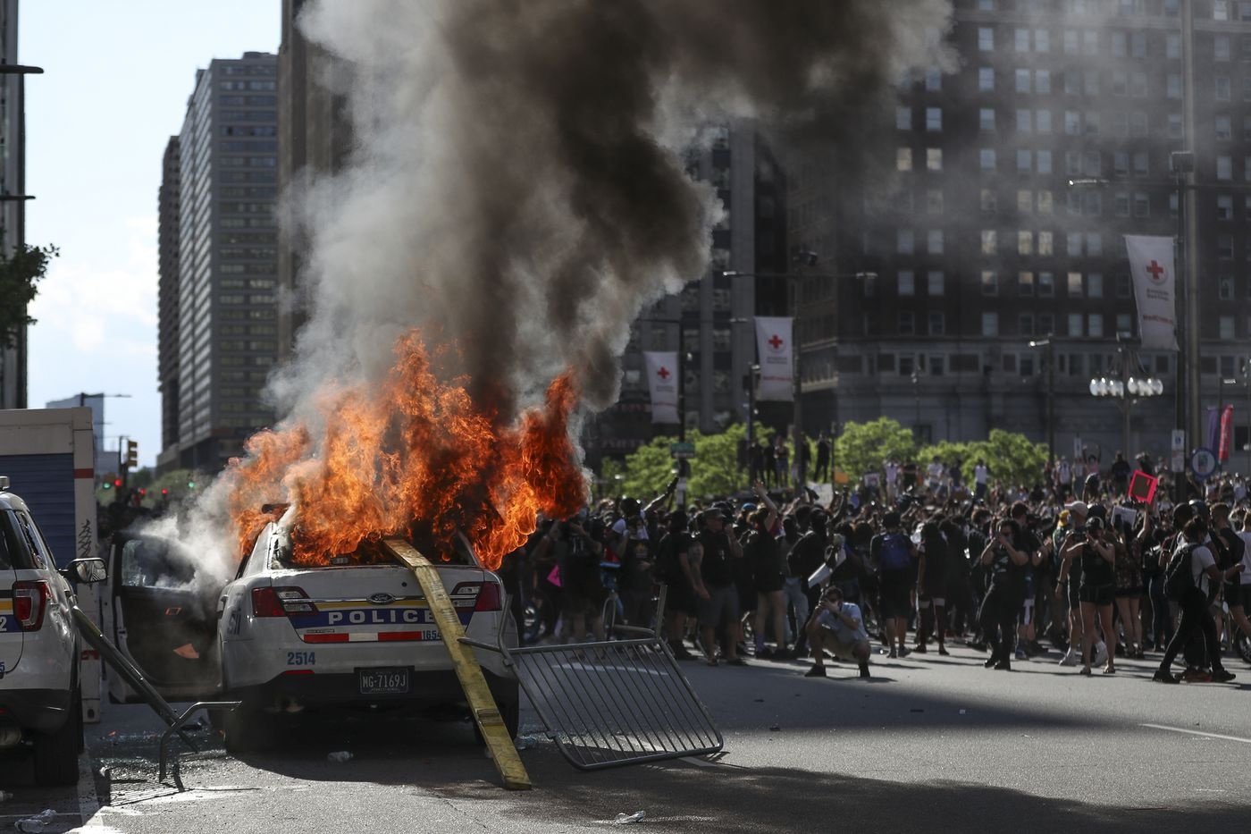 đốt xe cảnh sát Mỹ ảnh 1 dot xe canh sat My anh 1