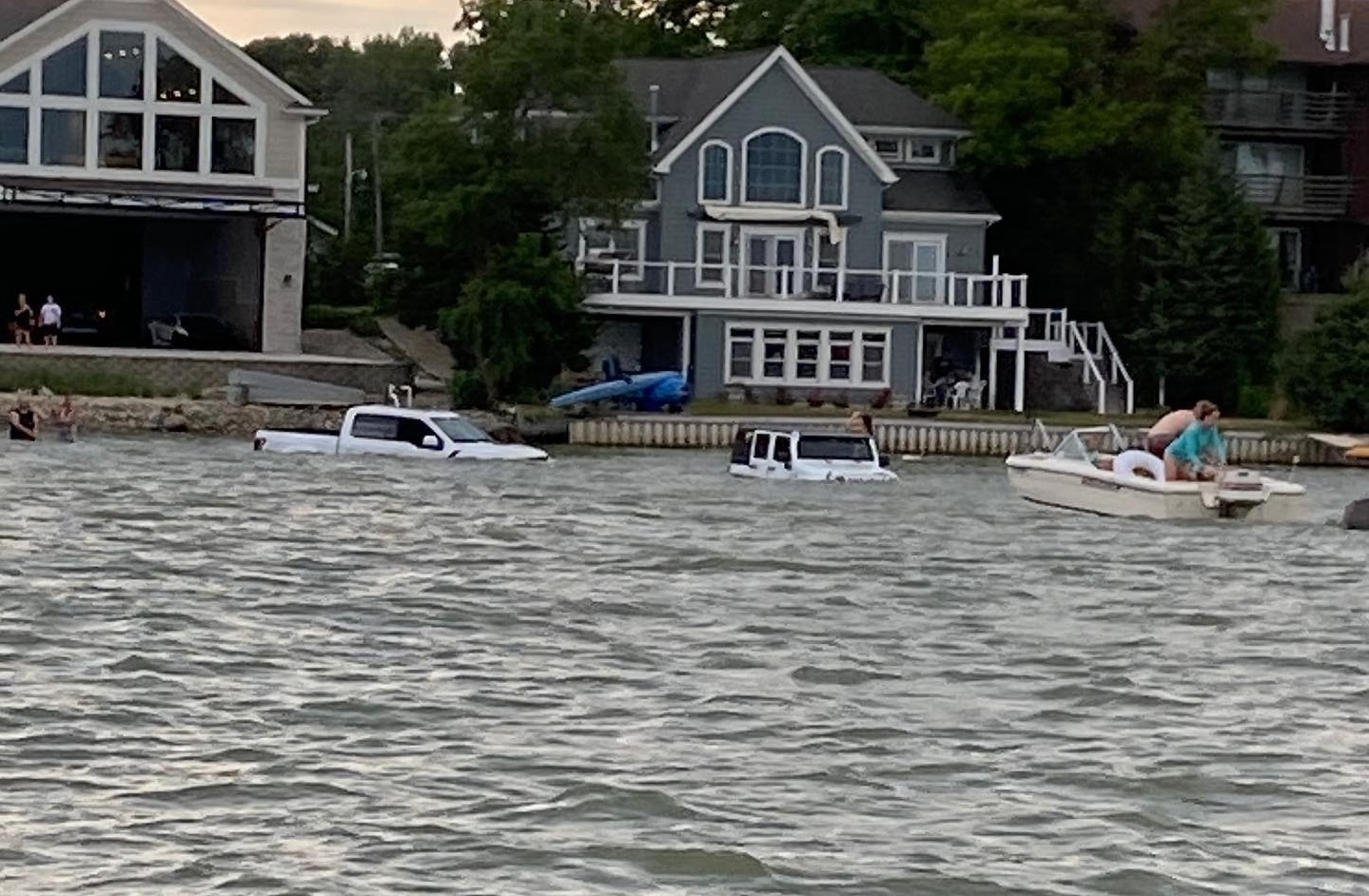 lao ôtô xuống hồ để cứu thuyền sắp chìm ảnh 4 lao oto xuong ho de cuu thuyen sap chim anh 4