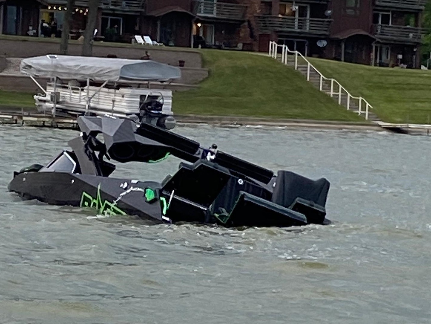 lao ôtô xuống hồ để cứu thuyền sắp chìm ảnh 3 lao oto xuong ho de cuu thuyen sap chim anh 3