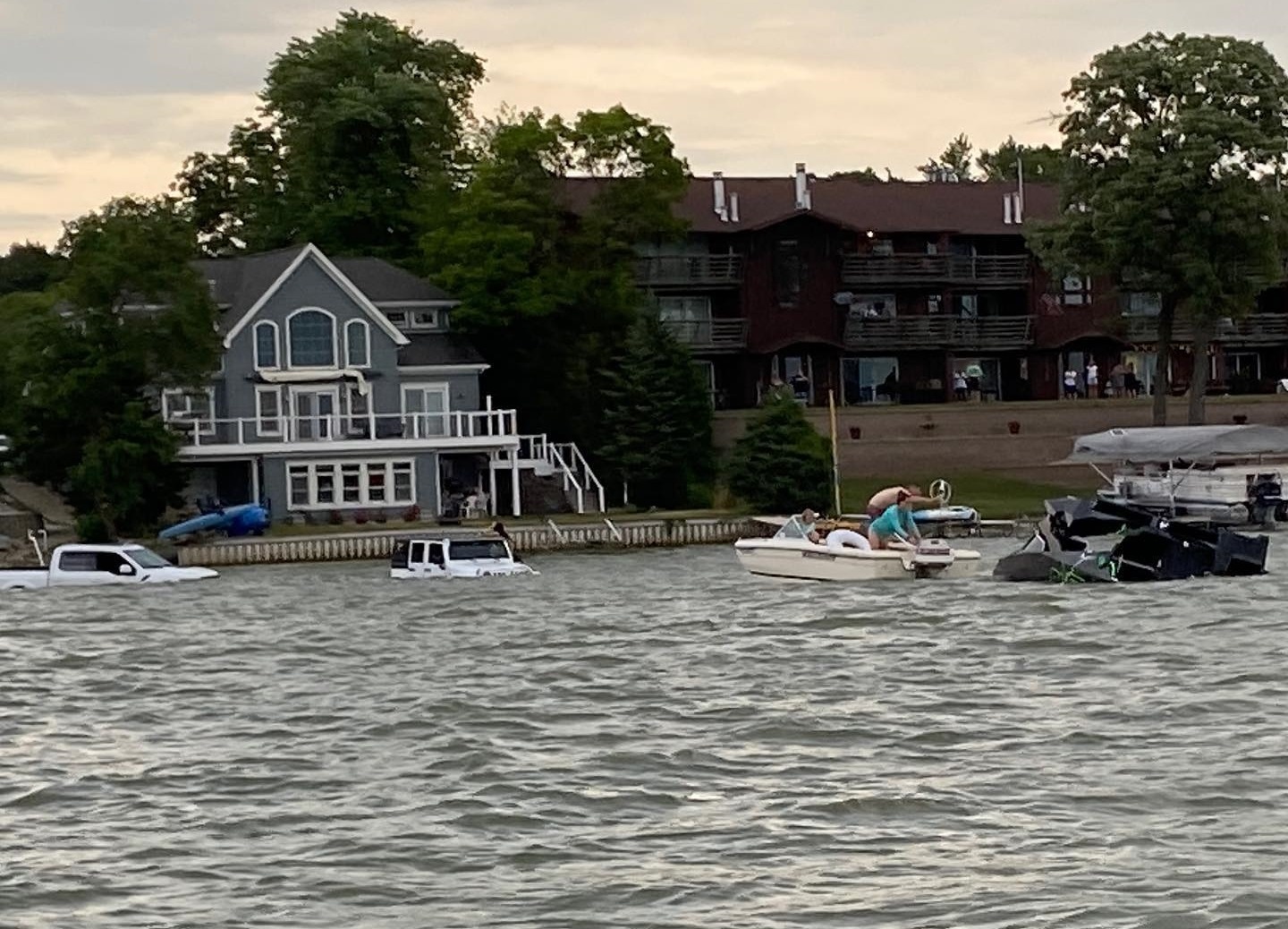 lao ôtô xuống hồ để cứu thuyền sắp chìm ảnh 2 lao oto xuong ho de cuu thuyen sap chim anh 2