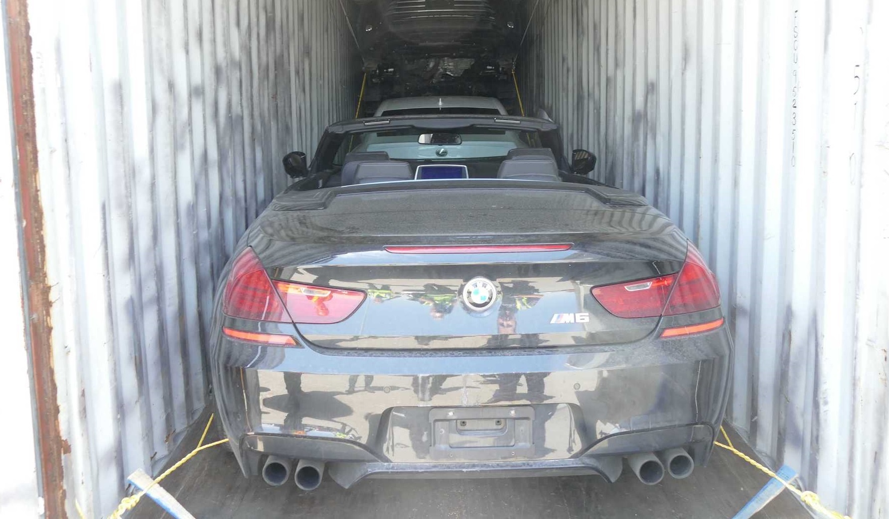 40 oto hang sang bi danh cap trong container o Canada hinh anh