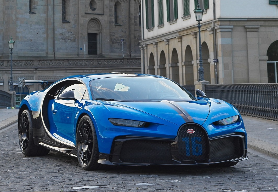 Sieu xe Bugatti Chiron Pur Sport 3,4 trieu USD xuat hien tai Thuy Si hinh anh