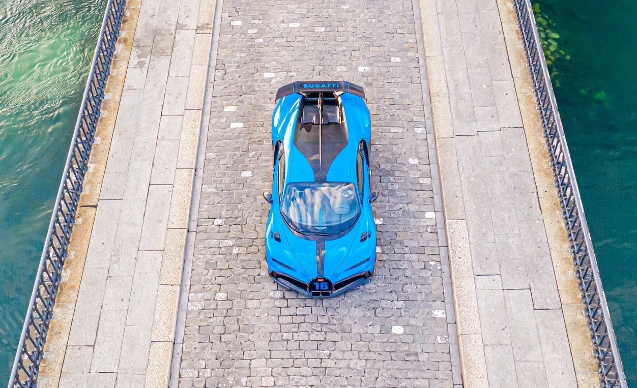 sieu xe Bugatti Chiron Pur Sport  xuat hien tai showroom anh 3