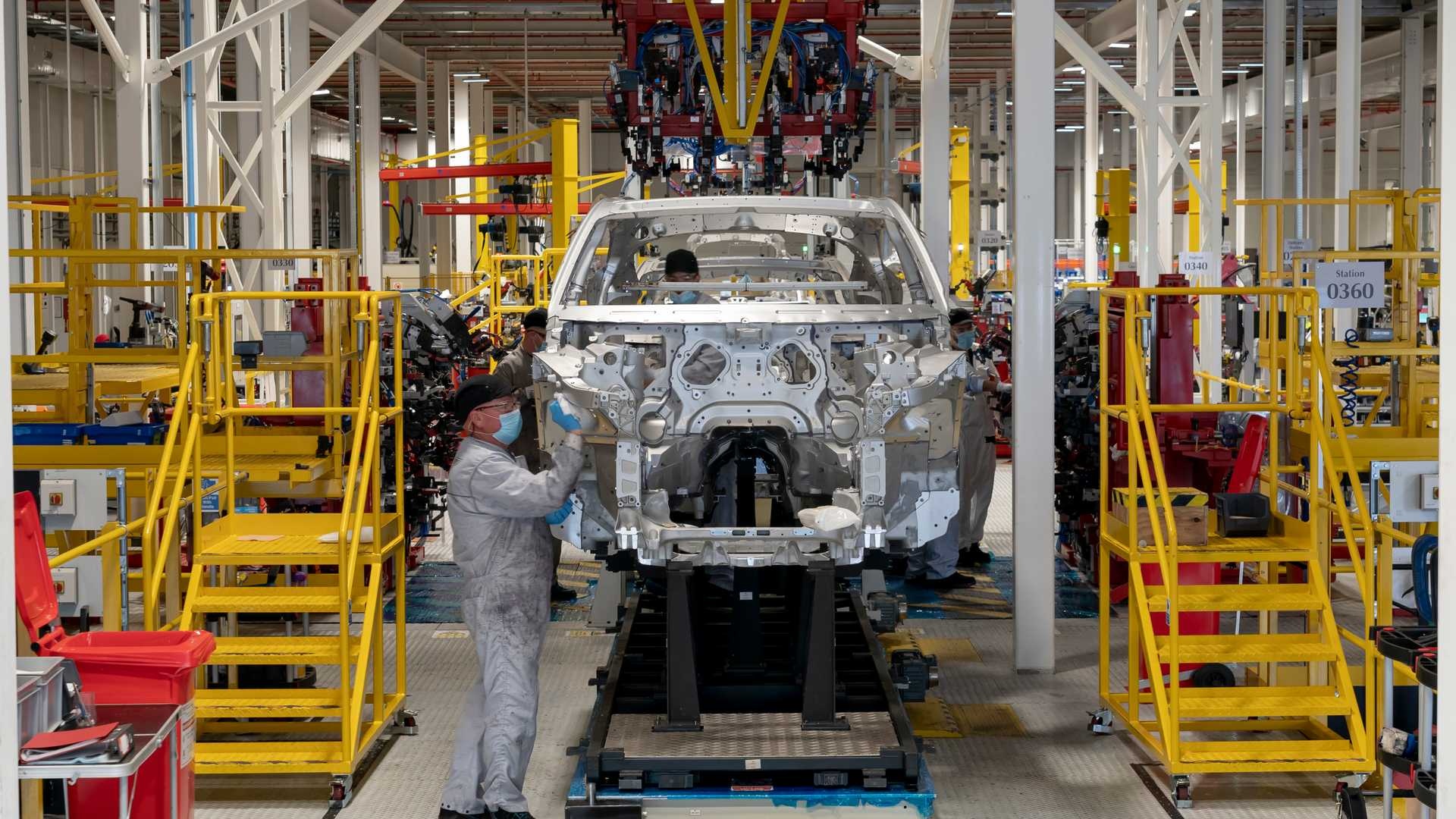 Aston Martin bat dau san xuat SUV dau tien anh 2